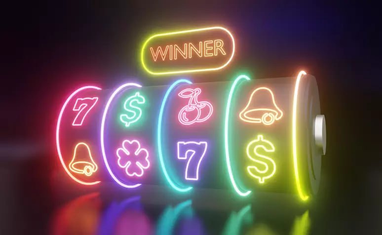Dealer profesional memandu meja baccarat kasino langsung di platform happybet88 Indonesia